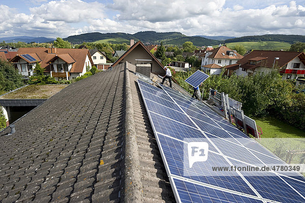 Montage einer Solaranlage bei Freiburg im Breisgau  Baden-Württemberg  Deutschland  Europa
