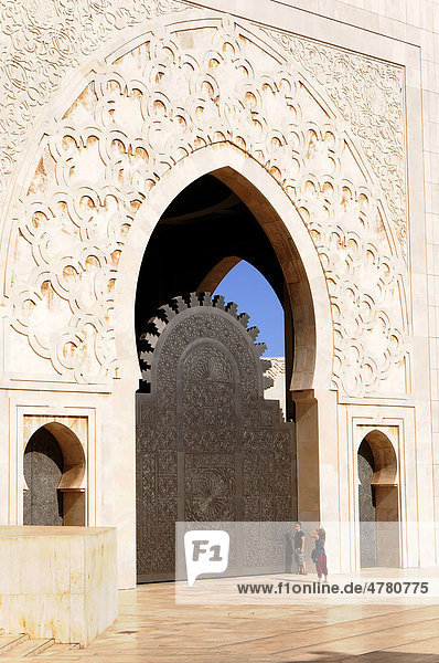 Detail  Türen mit Fassade  Hassan II Moschee in Casablanca  Marokko  Nordafrika