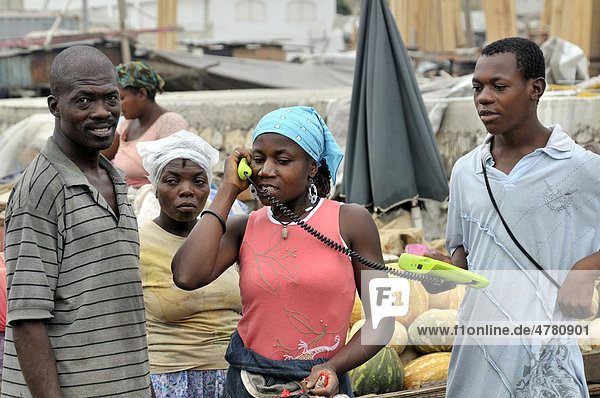 Telefonvermietung als Ersatz für öffentliche Telefonzellen  städtischer Markt Croix Des Bossales im Hafenviertel La Saline  Port-au-Prince  Haiti  Karibik  Zentralamerika