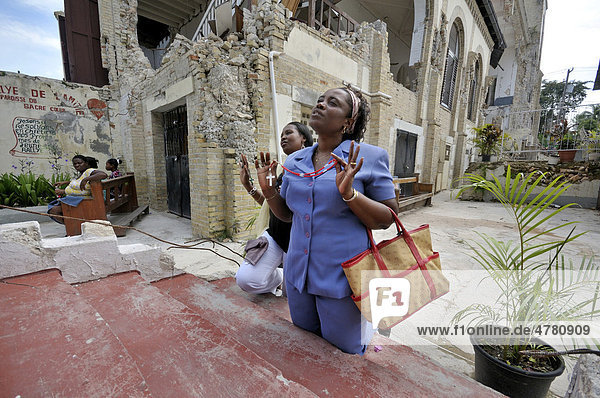 Junge Frauen erklimmen kniend um Abbitte zu leisten die Heilige Treppe neben der durch das Erdbeben im Januar 2010 zerstörten Pfarrkirche Sacre Coeur  Stadtteil Turgeau  Port-au-Prince  Haiti  Karibik  Zentralamerika