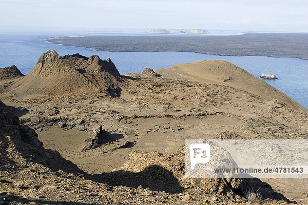 Blick auf vulkanische Schlackenkegel der Insel Bartolome hin zur Insel Santiago  Galapagos-Inseln  Pazifik