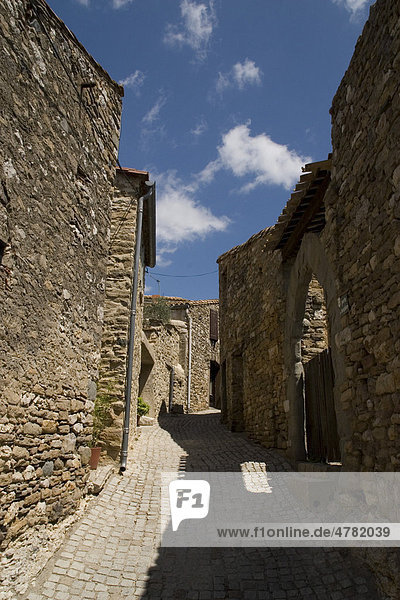 Schmale Gasse im Dorf der Katharer  Minerve  Departement HÈrault  Region Languedoc-Roussillon  Frankreich  Europa