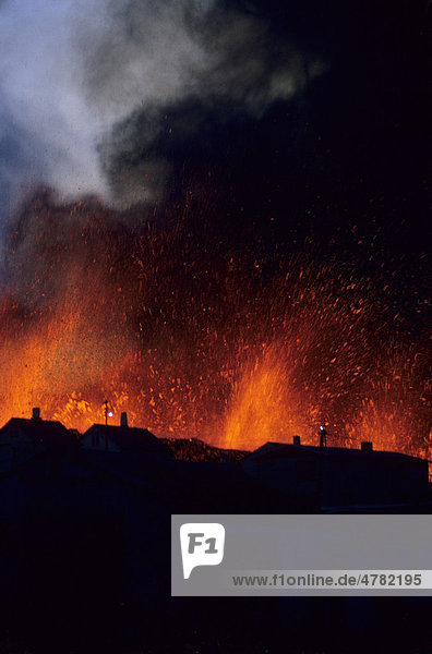 Vulkanausbruch  Häuser-Silhouetten vor glühender Lava  Eldfell Vulkan  Heimaey  Westmann Inseln  Island  1973