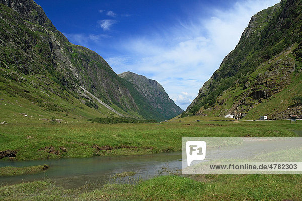 Blick auf einen Fjord mit Fluss und Bergen  nahe Byrkjelo  Gloppen  Sogn og Fjordane  Norwegen  Europa