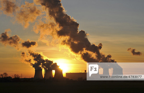 Kohlekraftwerk vor Sonnenuntergang  Kühltürme mit Dampfwolken  Drax Power Station  Goole  North Humberside  Yorkshire  England  Großbritannien  Europa