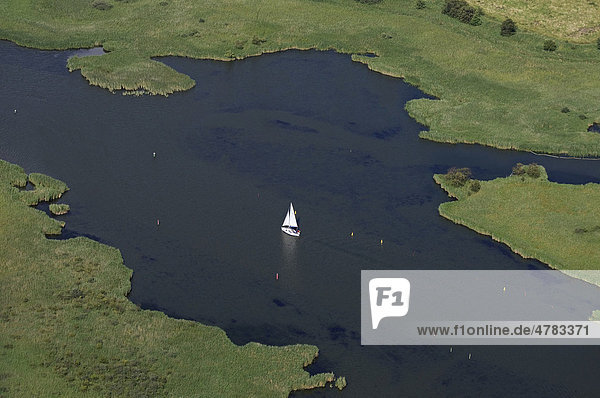 Luftaufnahme  Segelyacht und Schilfgebiet  Hickling Broad  The Broads National Park  Norfolk  England  Großbritannien  Europa