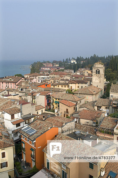 Blick über Stadt mit Gebäuden am Seeufer  Sirmione  Gardasee  Lombardei  Italien  Europa