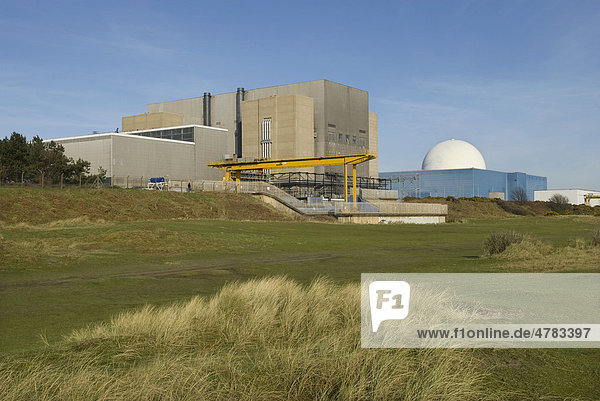 Blick auf das Kernkraftwerk Sizewell in Küstenlage  die Anlagen Sizewell A und Sizewell B  Sizewell  Suffolk  England  Großbritannien  Europa