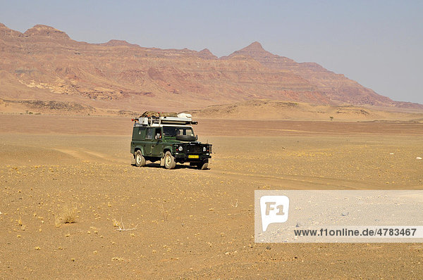 Safari-Fahrzeug nahe dem Huab-Trockenfluss  Damaraland  Namibia  Afrika