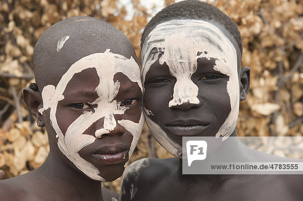 Zwei Nyangatom  oder Inyangatom Jungen mit bemalten Gesichtern  Omo-Tal  Äthiopien  Afrika