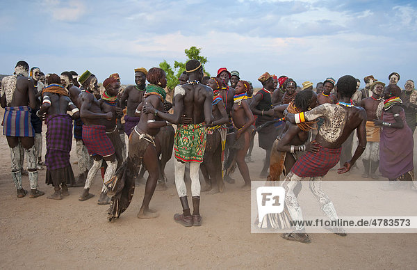 Nyangatom  Bumi  Tanzzeremonie  tanzende Männer und Frauen  Omo Tal  Äthiopien  Afrika