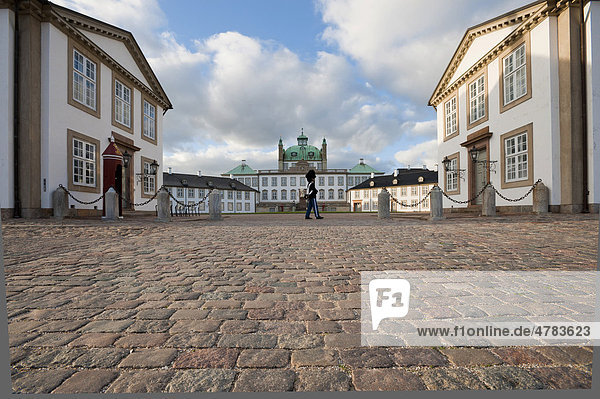 Fredensborg Slot  Schloss Fredensborg mit Gardesoldat  Fredensborg  Seeland  Dänemark  Europa