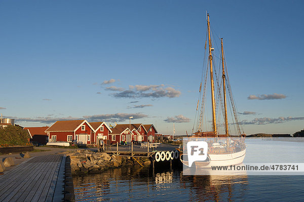 Hafen mit Segelyacht  Zweimaster  Mollösund  Västra Götalands län  Schweden  Europa
