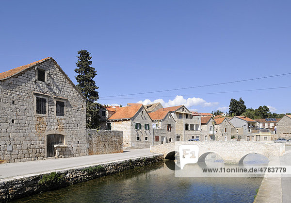 Brücke über Fluss in der Altstadt  Vrboska  Insel Hvar  Kroatien  Europa