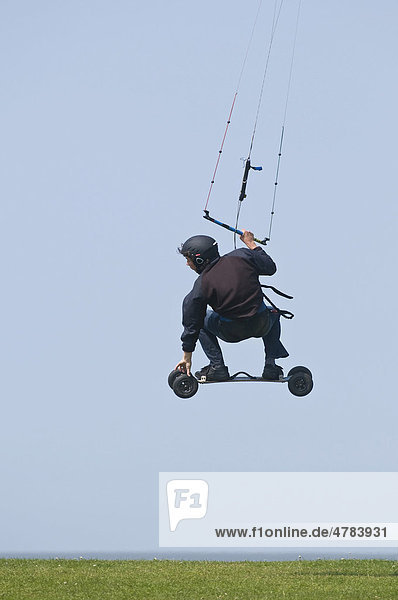 Kite-Skater mit Board in Flugphase