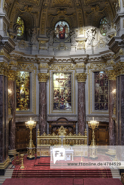 Berliner Dom  Innenansicht  Blick von der Empore auf Altar  bemalte Kuppel und bemalte Glasfenster  Berlin Mitte  Deutschland  Europa