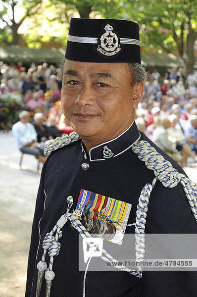 Porträt eines Offiziers des malaysischen Polizeiorchesters  International Military Tattoo Militärmusikparade in Ystad  Internationaler Zapfenstreich  Schweden  Europa