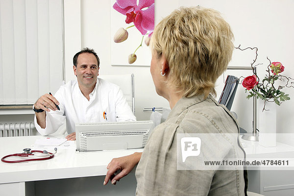 Arztpraxis  Arzt im Gespräch mit einer Patientin
