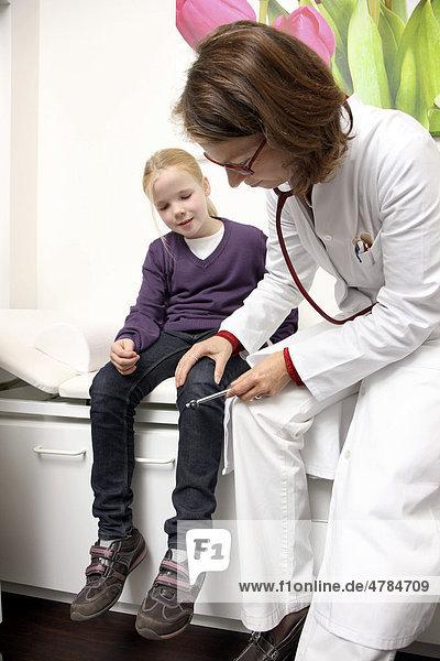 Medical practice  doctor and girl  10 years  knee reflex test