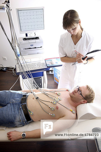 Arztpraxis  EKG Untersuchung zur Messung der Herzfunktionen bei einem Patienten