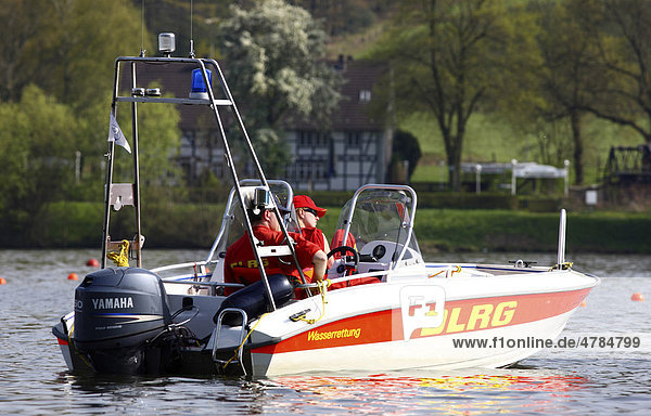 Rettungsboot der DLRG  Frühjahrsregatta für Kajak- und Kanudisziplinen auf der Baldeneysee  Essen  Nordrhein-Westfalen  Deutschland  Europa