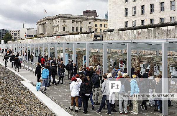 Besucher auf dem ehemaligen Gelände von Gestapo  SS und Reichssicherheitshauptamt  Ausstellung Topographie des Terrors  Berlin  Deutschland  Europa