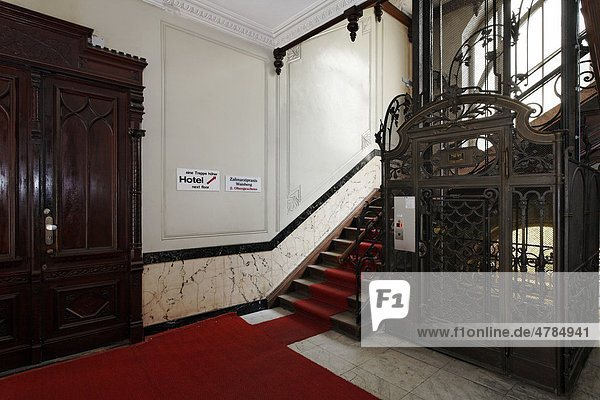 Treppenhaus Und Alter Aufzug In Einem Grunderzeithaus