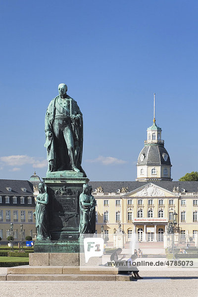 Karlsruher Schloss mit der Statue des Erzherzogs von Baden  Baden-Württemberg  Deutschland  Europa