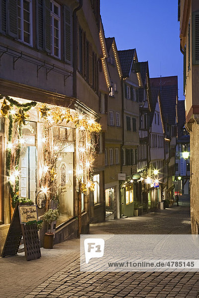 Gasse in der Weihnachtszeit  Altstadt von Tübingen  Baden-Württemberg  Deutschland  Europa