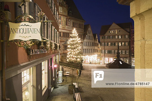 Marktplatz mit Rathaus in der Weihnachtszeit  Tübingen  Baden-Württemberg  Deutschland  Europa