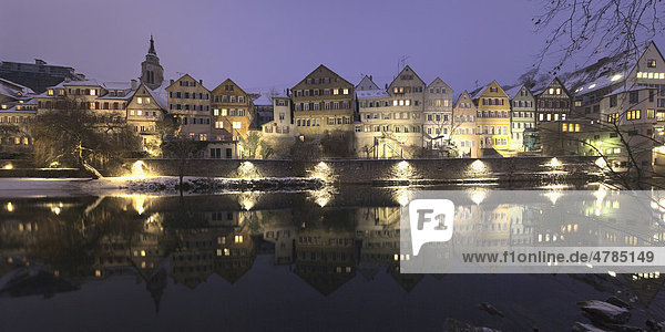 Häuser spiegeln sich im Neckar in Tübingen  Baden-Württemberg  Deutschland  Europa
