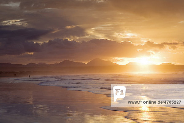 Sonnenuntergang am Famarastrand  Lanzarote  Kanarische Inseln  Spanien  Europa