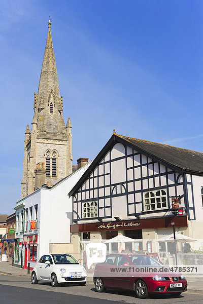 Fisherton Street mit dem Turm der United Reformed Church  Vereinigte Reformierte Kirche  und Slug and Lettuce Restaurant  Salisbury  Wiltshire  England  Großbritannien  Europa