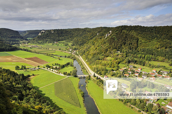 Blick von den Hausener Zinnen in das herbstliche obere Donautal bei Hausen  Landkreis Sigmaringen  Baden-Württemberg  Deutschland  Europa