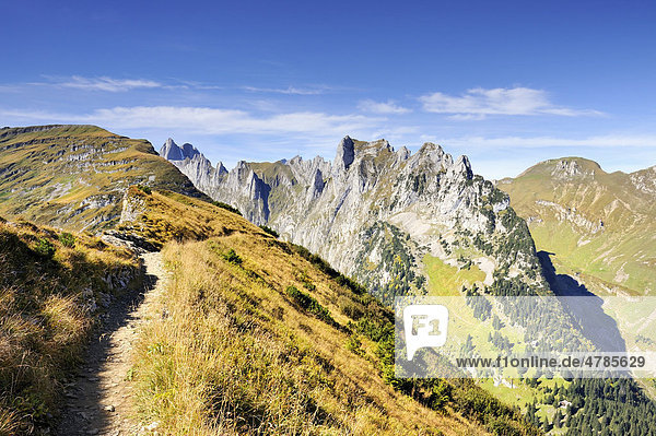Der geologische Höhenwanderweg auf dem Furgglenfirst vom Stauberen zur Saxer Lücke in den Appenzeller Alpen  Kanton Appenzell-Innerrhoden  Schweiz  Europa
