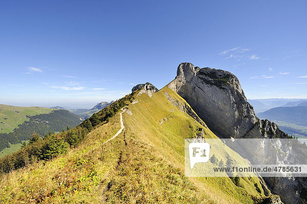 Der geologische Höhenwanderweg vom Stauberen zur Saxer Lücke in den Appenzeller Alpen  rechts  der 1926 Meter hohe Hochhus  Kanton Appenzell-Innerrhoden  Schweiz  Europa
