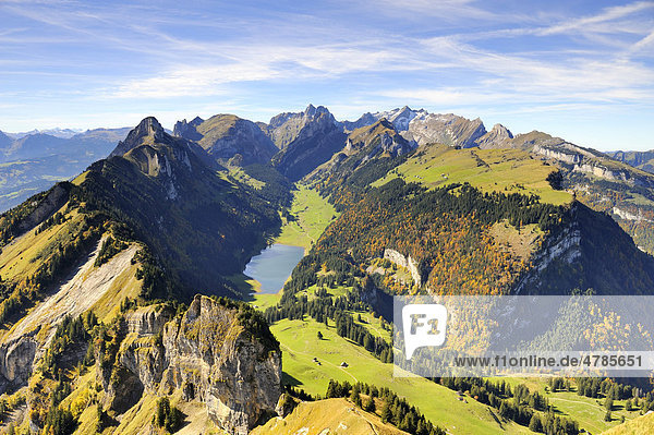 Blick vom Hohen Kasten über den Stauberenfirst  hinab zum Sämtisersee  rechts der Alp Sigel mit dem herbstlichen Sigelwald  am Horizont der Säntis  Kanton Appenzell-Innerrhoden  Schweiz  Europa