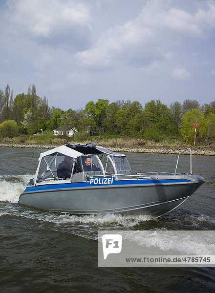Wasserschutzpolizei in einem kleinen Schnellboot auf dem Rhein  Hessen  Deutschland  Europa.