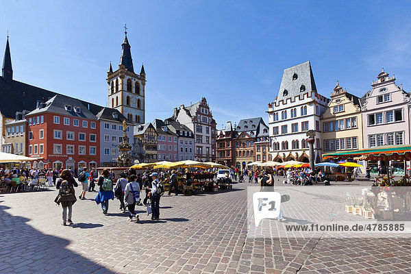 Der Hauptmarkt mit der Steipe und dem Roten Haus  Ratskeller  Trier  Rheinland-Pfalz  Deutschland  Europa