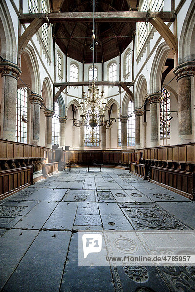 Innenraum der Oude Kerk  Alte Kirche  das älteste erhaltene Bauwerk in Amsterdam  am Oudekerksplein  Amsterdam  Holland  Niederlande  Europa