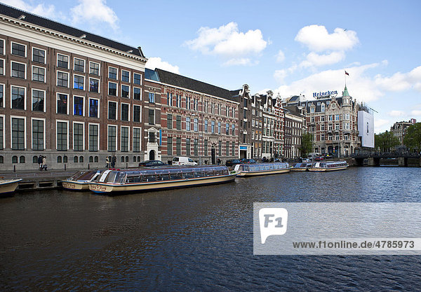 Blick über die Grachten auf historische Häuser am Oude Turfmarkt  Amsterdam  Holland  Niederlande  Europa