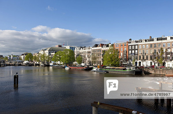 Blick auf Hausboote  hinten alten Grachten- und Handelshäuser  Herrengracht  Amstel  Amsterdam  Holland  Niederlande  Europa