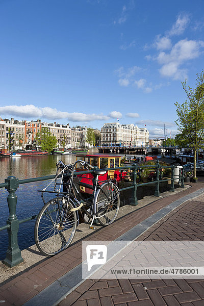 Abgestelltes Fahrrad  Blick auf Hausboote  hinten das Amstel Hotel  Herrengracht  Amstel  Amsterdam  Holland  Niederlande  Europa