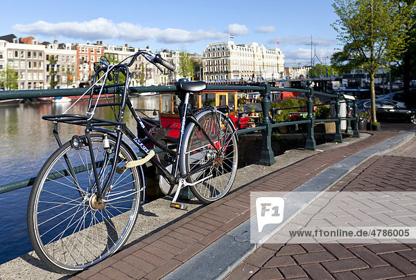 Abgestelltes Fahrrad  Blick auf Hausboote  hinten das Amstel Hotel  Herrengracht  Amstel  Amsterdam  Holland  Niederlande  Europa