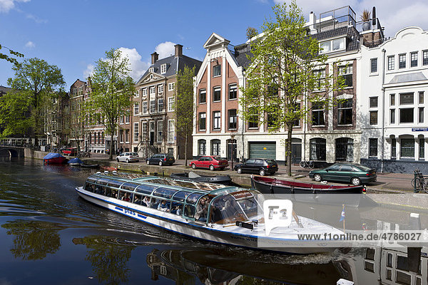 Touristenboot  alte Grachthäuser spiegeln sich im Wasser  Oudezijds Voorburgwal  Amsterdam  Holland  Niederlande  Europa