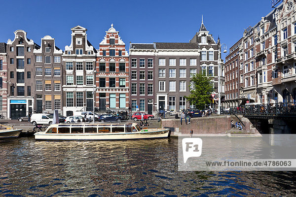 Blick über die Grachten mit Touristenbooten  Oude Turfmarkt  Amsterdam  Holland  Niederlande  Europa