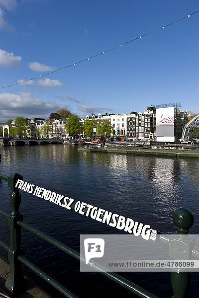 Blick von der Frans Hendriksz Oetgensbrug auf die Amstel  Amsterdam  Holland  Niederlande  Europa