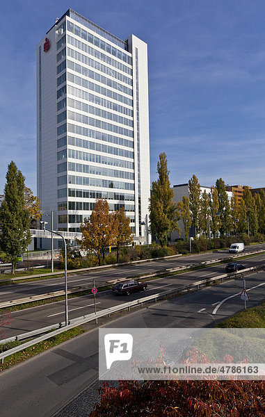 Einfallstraße nach Frankfurt  Blick auf ein Gebäude der Sparkasse an der A 661  Frankfurt  Hessen  Deutschland  Europa