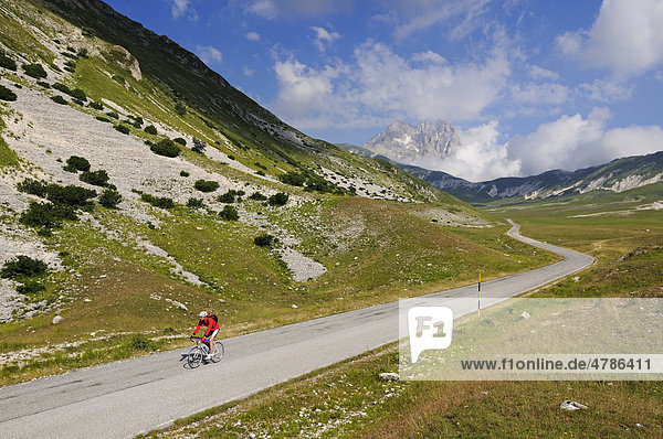 Radfahrer auf dem Campo Imperatore  Gipfel des Corno Grande  Nationalpark Gran Sasso  Abruzzen  Italien  Europa
