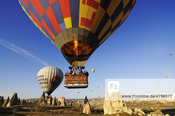 Ballonflug über dem Tal von Göreme  Kappadokien  Türkei  Vorderasien